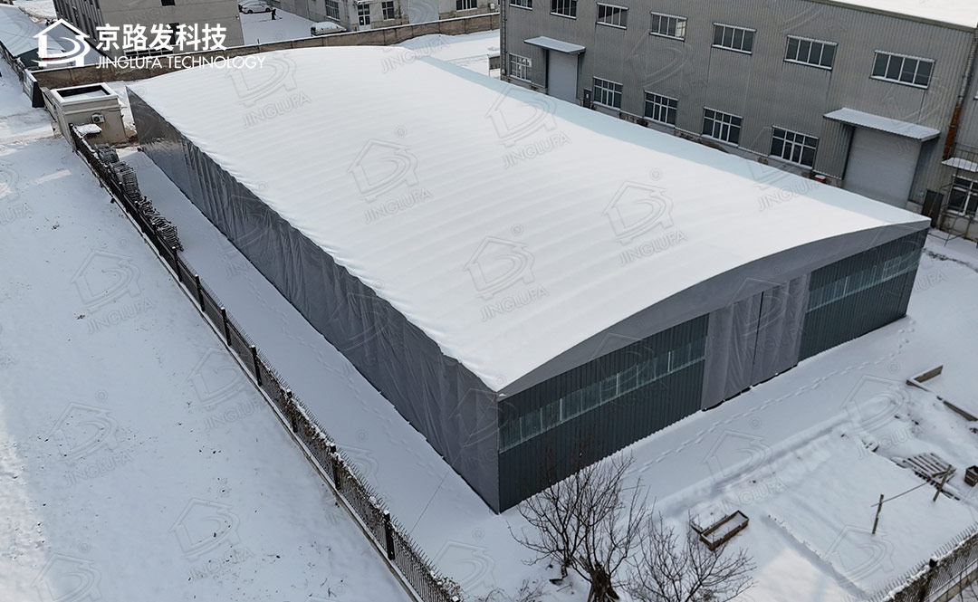 天津武清雪景下的硬墙体伸缩棚